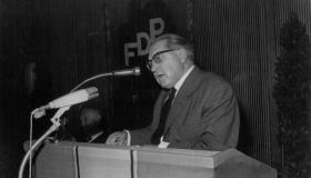 Thomas Dehler am Rednerpult, FDP-Bundesparteitag 1965 in Frankfurt/M.