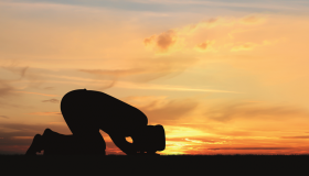 Mensch beim Gebet im Sonnenuntergang